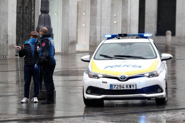 March 21, 2020, Madrid, MADRID, SPAIN: Illustration, Police talks to a citizen during the sixth day after the Government declared the state of alarm in Spain and recommended people to stay at home to fight coronavirus COVID-19 on March 21, 2020 in Madrid, Spain Madrid SPAIN - ZUMAa181 20200321_zaa_a181_047 Copyright: xOscarxJ.xBarrosox
