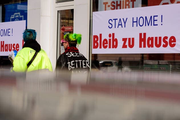 News Bilder des Tages March 21, 2020: Young women with colorful hair walk in front of a large sign reading STAY HOME! Stay home . The Governing Mayor of Berlin, Michael Mueller (SPD), prepares restricting residents movements to contain the deadly coronavirus pandemic. Public venues such as bars, clubs, museums, cinemas, schools, daycare centers and universities have already closed. Many businesses are resorting to home office work for their employees. And travel across the border to most neighbouring countries is severely restricted. - ZUMAs172 20200321_zap_s172_029 Copyright: xJanxScheunertx