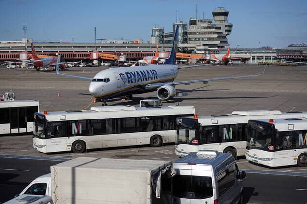 21 03 2020, Berlin, CEFR Effects of coronavirus Aircraft parked in parking position at Tegel airport, everyday life, curfew,