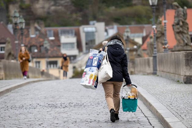 Wuerzburg, City, 21 03 2020, Coronavirus, catastrophe in Bavaria, exit restrictions Picture A woman brings her shopping home over the otherwise busy Main bridge Copyright: HMBxMedia xHeikoxBecker