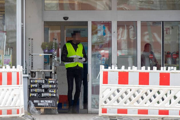 Wuerzburg, City, 21 03 2020, coronavirus, disaster in Bavaria, initial restrictions Picture In corona crisis, hospitals and markets rely on security services, Copyright: HMBxMedia xHeikoxBecker