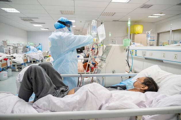 (200321) -- WUHAN, March 21, 2020 -- A medical worker conducts hemodialysis treatment for an uremic patient recovering from COVID-19 infection at Hankou Hospital in Wuhan, capital of central China s Hubei Province, March 21, 2020. Medics at the hemodialysis center of the nephrology department of Hankou Hospital have been sticking to their posts during the novel coronavirus epidemic outbreak. In addition to carrying out blood purification treatment for COVID-19 patients in critical conditions, they also conduct hemodialysis treatment for some 40 uremic patients recovering from COVID-19 infection every week. ) CHINA-HUBEI-WUHAN-MEDICS-HEMODIALYSIS (CN) CaixYang 