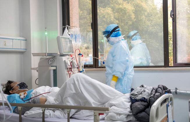 (200321) -- WUHAN, March 21, 2020 -- A medical worker conducts hemodialysis treatment for an uremic patient recovering from COVID-19 infection at Hankou Hospital in Wuhan, capital of central China s Hubei Province, March 21, 2020. Medics at the hemodialysis center of the nephrology department of Hankou Hospital have been sticking to their posts during the novel coronavirus epidemic outbreak. In addition to carrying out blood purification treatment for COVID-19 patients in critical conditions, they also conduct hemodialysis treatment for some 40 uremic patients recovering from COVID-19 infection every week. ) CHINA-HUBEI-WUHAN-MEDICS-HEMODIALYSIS (CN) CaixYang 