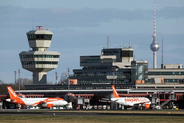 21 03 2020, Berlin, CEFR Effects of coronavirus Aircraft parked in parking position at Tegel airport, everyday life, curfew, curfew, outside, outdoor shot,