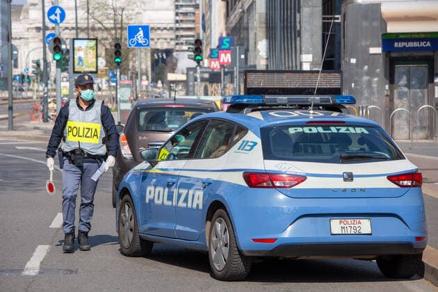 Milan, Coronavirus emergency, checks by law enforcement agencies increase and people are out for a walk, especially in parks (Massimo Alberico Fotogramma, Milan - 2020-03-21) p.s. la foto e utilizzabile nel rispetto del contesto in cui e stata scattata, e senza intento diffamatorio del decoro delle persone rappresentate  Copyright: xMassimoxAlbericox xFOTOGRAMMAx