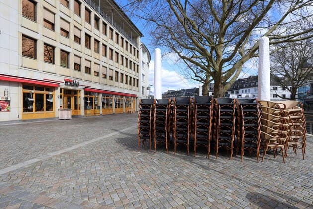 Coronavirus fear, effects because of the coronavirus Covid 19 , another curfew in NRW the city center of Siegen almost empty, stacked chairs at the Cafe Extrablatt Innenstadt on 21 03 2020 in Siegen Germany