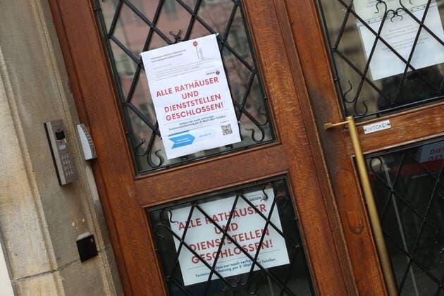 Coronavirus fear, effects because of the coronavirus Covid 19, another curfew in NRW the city center of Siegen almost empty, sign at the town hall, all town halls and offices closed city center on 21 03 2020 in Siegen Germany