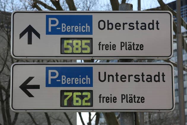 Coronavirus fear, effects because of the coronavirus Covid 19, another curfew in NRW the city center of Siegen almost empty, a sign shows the free parking spaces in the city center on 21 03 2020 in Siegen Germany