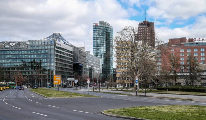 Coronavirus in Berlin Berlin, 21 03 2020, Potsdamer Platz Because of the coronavirus the City East is unusually deserted On Potsdamer Strasse there is hardly any traffic and few pedestrians cross at a great distance Berlin Berlin Germany Potsdamer Platz