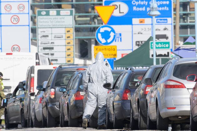 Frankfurt Oder GER, Frankfurt Oder border crossing, 21 03 2020 Officers check vehicles and passers-by, themed picture Guest Frankfurt Oder Slubice, 21 03 2020, Copyright: xUwexKoch xEibner-Pressefotox EP_ukh