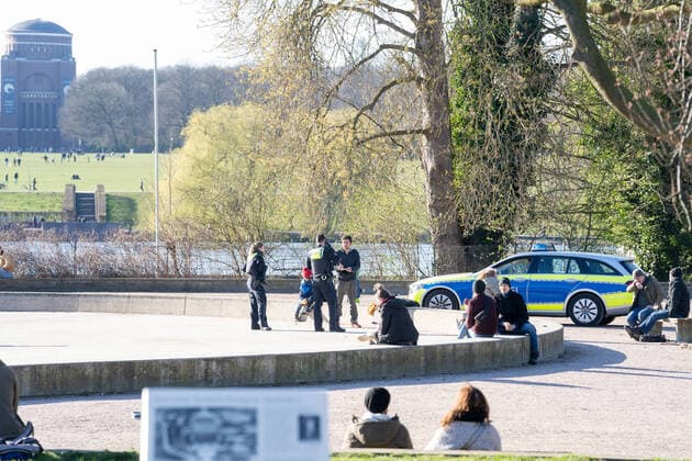 Stadtpark Hamburg People in the Hamburg Stadtpark enjoy the spring day before a possible curfew because of Corona COVID 19 Police during a personal check Stadtpark Hamburg People in the Hamburg Stadtpark enjoy the spring day before a possible curfew because of Corona COVID 19, Hamburg Hamburg Deutschland Stadtpark