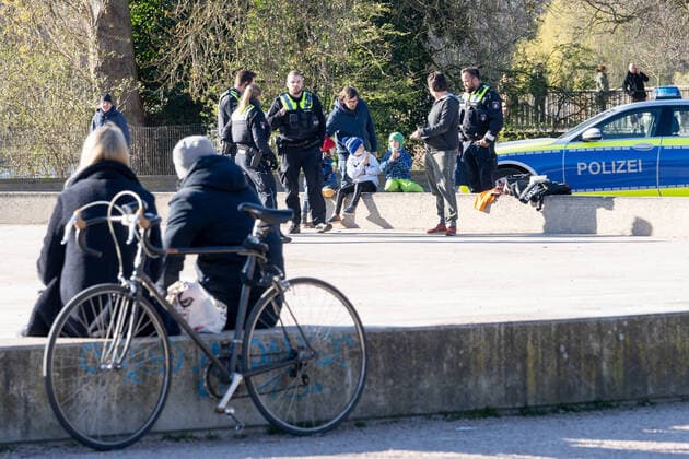 Stadtpark Hamburg People in the Hamburg Stadtpark enjoy the spring day before a possible curfew because of Corona COVID 19 Police during a personal check Stadtpark Hamburg People in the Hamburg Stadtpark enjoy the spring day before a possible curfew because of Corona COVID 19, Hamburg Hamburg Deutschland Stadtpark