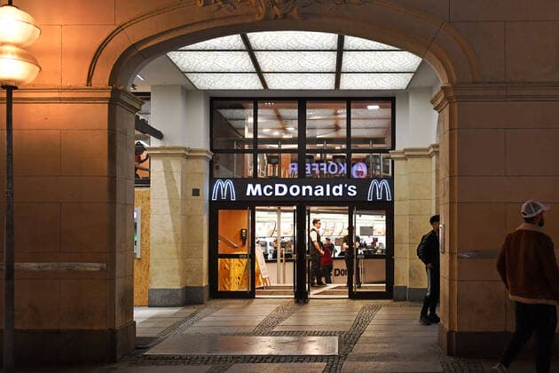 Theme picture Corona pandemic Bavaria decides on exit restriction View of a McDonalds branch at Stachus in Munich late in the evening before the exit restriction is imposed on 20 03 2020 Staff stands idle at the open entrance