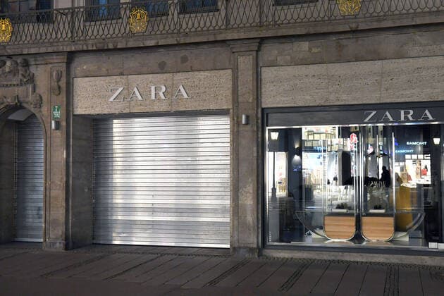Theme picture Corona pandemic Bavaria decides to restrict exit from the street View of closed shops, ZARA in Munich on Perusastrasse late in the evening before the restrictions are imposed on 20 03 2020 Few taxis are parked at the side of the road