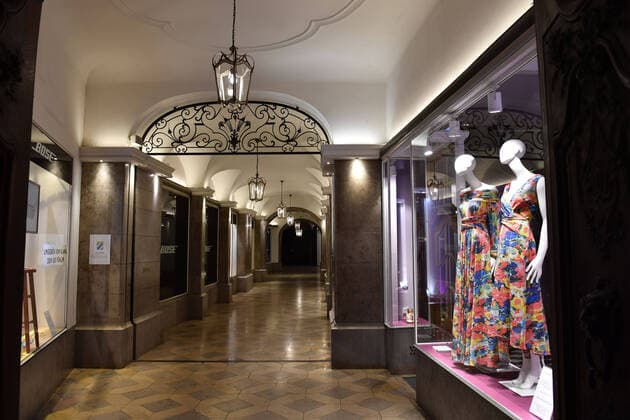 Theme picture Corona pandemic Bavaria decides to restrict exit View into an empty shopping arcade in Munich late in the evening before the exit restrictions are imposed on 20 03 2020 Few taxis stand at the side of the road