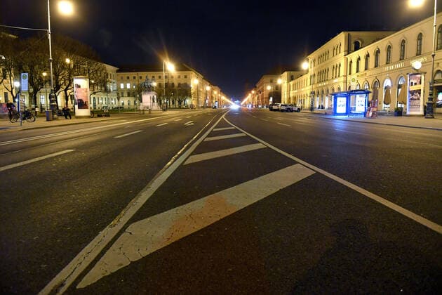 Theme picture Corona pandemic Bavaria decides to limit the number of visitors View of empty Leopoldstrasse in Munich in northern direction late in the evening before the curfew is imposed on 20 03 2020 Few taxis are parked at the roadside