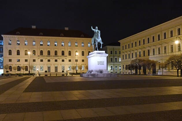 Theme picture Corona pandemic Bavaria decides to restrict the exit View of the Wittelsbacher Platz with the equestrian statue of Maximilan Churfuerst of Bavaria on the late evening before the restrictions are imposed on 20 03 2020 A few taxis are parked at the roadside