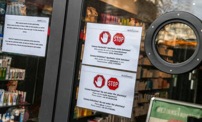 Coronavirus in Berlin Berlin, 21 03 2020, Hauptbahnhof A stop sign with the words Corona Suspicion Pharmacy not entered Because of the coronavirus, sufficient distance is also requested Berlin Berlin Germany