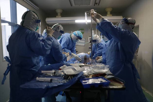 (200321) -- WUHAN, March 21, 2020 -- Doctors conduct a surgery on a patient of COVID-19 in critical condition at a hospital in Wuhan, central China s Hubei Province, March 21, 2020. Doctors from Beijing, Jiangsu and other four different provinces have successfully completed the three-hour surgery on a male patient of COVID-19 in critical condition with joint efforts. (Photo by Xinhua) CHINA-HUBEI-WUHAN-COVID-19-SURGERY (CN) KexHao 