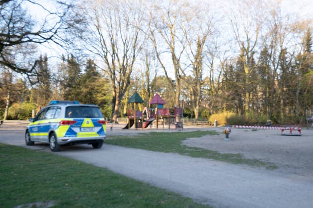 Playground in Hamburg Stadtpark closed due to coronavirus COVID 19 Playground in Hamburg Stadtpark Hamburg Stadtpark Playground The police are checking compliance with the requirement of Coronavirus COVID 19 closed playground in Hamburg Stadtpark Hamburg Stadtpark in the district of Winterhude, Hamburg Hamburg Germany Stadtpark