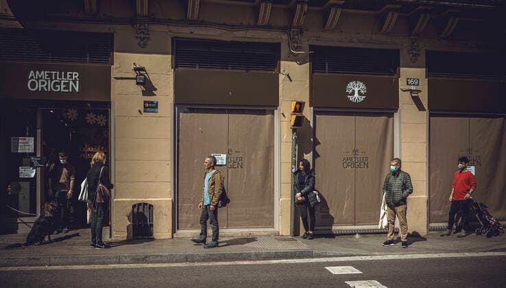March 21, 2020: People queuing up in front of a supermarket maintain a safety distance between each other at the end of the first week of a nationwide lockdown due to the continuous spread of the COVID-19 virus. Spain has entered the worst phase of this disease so far counting more than thousand deaths with no end at sight. - ZUMAo105 20200321_zap_o105_001 Copyright: xMatthiasxOesterlex