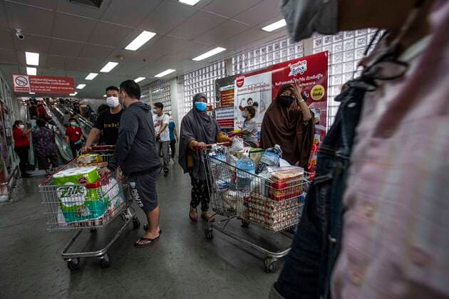 March 21, 2020, Bangkok, Bangkok, Thailand: After the Thai government s announcement of a partial shutdown in Bangkok which would close all businesses except supermarkets, pharmacies, and take-out restaurants shoppers filled supermarkets throughout the city to stock up on food and supplies in anticipation of a rumored complete lockdown of the city in the coming week. The number of confirmed cases of Covid-19 jumped to 411 from 322 overnight, the largest daily increase seen in the country since the start of the outbreak. Bangkok Thailand - ZUMAt128 20200321_zap_t128_024 Copyright: xAdryelxTalamantesx