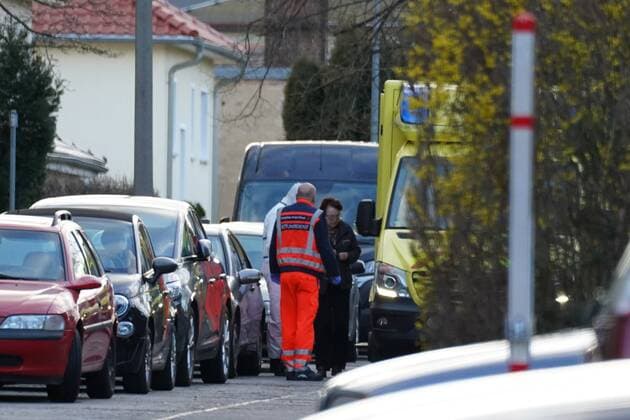 Rescue service fetches Corona suspect from 21 03 2020, 4.30 pm, Hegelstraße Bautzen Photographer No copyright notice On Saturday afternoon, the rescue service fetched a patient suspected of having the corona virus from an apartment building on Hegelstraße in Bautzen According to as yet unconfirmed information, she could have been infected by a neighbour who had tested positive Bautzen Saxony Germany Copyright: xKeinxUrhebernennung!x