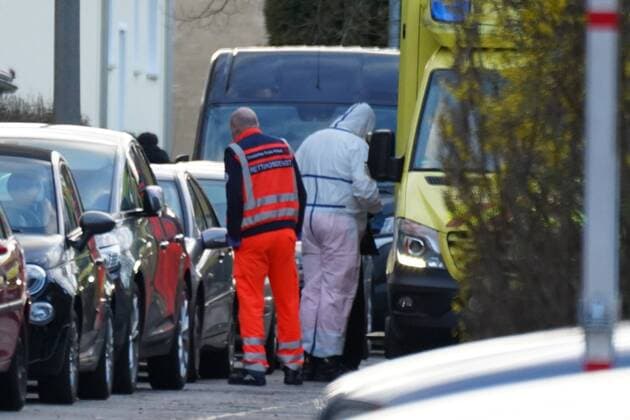 Rescue service fetches Corona suspect from 21 03 2020, 4.30 pm, Hegelstraße Bautzen Photographer No copyright notice On Saturday afternoon, the rescue service fetched a patient suspected of having the corona virus from an apartment building on Hegelstraße in Bautzen According to as yet unconfirmed information, she could have been infected by a neighbour who had tested positive Bautzen Saxony Germany Copyright: xKeinxUrhebernennung!x