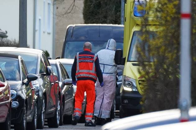 Rescue service fetches Corona suspect from 21 03 2020, 4.30 pm, Hegelstraße Bautzen Photographer No copyright notice On Saturday afternoon, the rescue service fetched a patient suspected of having the corona virus from an apartment building on Hegelstraße in Bautzen According to as yet unconfirmed information, she could have been infected by a neighbour who had tested positive Bautzen Saxony Germany Copyright: xKeinxUrhebernennung!x