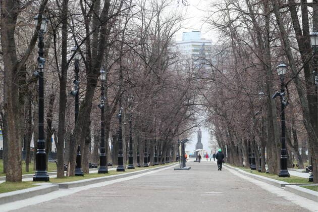 MOSCOW, RUSSIA - MARCH 21, 2020: The deserted path inTverskoi Boulevard in central Moscow. As of 21 March 2020, Russia has confirmed more than 250 cases of the novel coronavirus, with more than 130 cases in Moscow. Sergei Savostyanov TASS  TS0D3005
