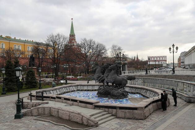 MOSCOW, RUSSIA - MARCH 21, 2020: People in the Alexander Garden in central Moscow. Sergei Savostyanov TASS  TS0D3007