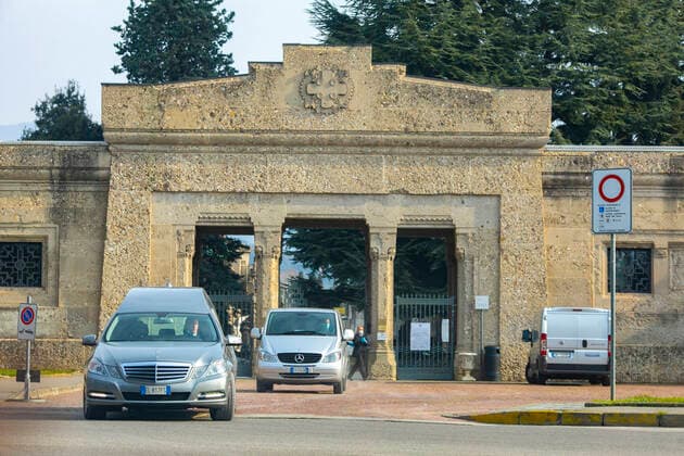 Bergamo Coronavirus - generic images; pictured funeral cars outside the cemetery (Foto & xa9;Sergio Agazzi Fotogramma, Bergamo - 2020-03-21) p.s. la foto e utilizzabile nel rispetto del contesto in cui e stata scattata, e senza intento diffamatorio del decoro delle persone rappresentate  Copyright: xFotox& xa9;SergioxAgazzix xFOTOGRAMMAx
