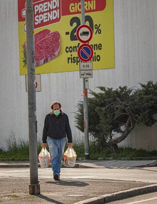 Bergamo Coronavirus - generic images; in the photo you go out to shop (Foto & xa9;Sergio Agazzi Fotogramma, Bergamo - 2020-03-21) p.s. la foto e utilizzabile nel rispetto del contesto in cui e stata scattata, e senza intento diffamatorio del decoro delle persone rappresentate  Copyright: xFotox& xa9;SergioxAgazzix xFOTOGRAMMAx