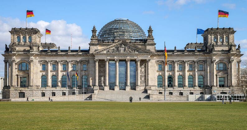 Coronavirus in Berlin Berlin, 21 03 2020, government district Because of the coronavirus, the square in front of the Reichstag building is unusually empty Despite bright sunshine, hardly any pedestrians are on the way Berlin Berlin Germany government district