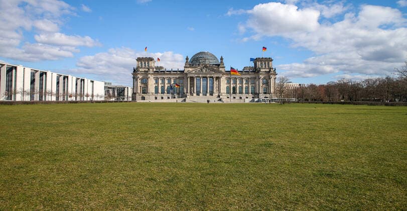 Coronavirus in Berlin Berlin, 21 03 2020, government district Because of the coronavirus, the square in front of the Reichstag building is unusually empty Despite bright sunshine, hardly any pedestrians are on the way Berlin Berlin Germany government district