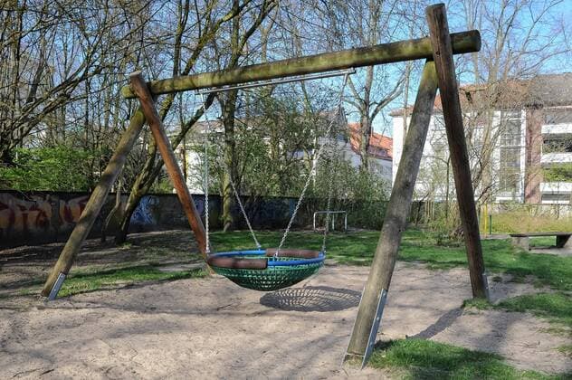 A curfew is being discussed to contain the coronavirus, the photo shows an empty playground, playground in a green area, an empty swing, 21 03 2020, Bremen Germany , News, Feature, Coronavirus Bremen xobx