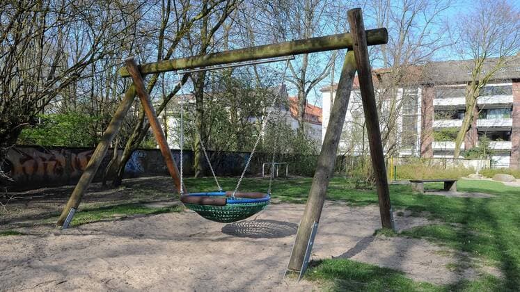 A curfew is being discussed to contain the coronavirus, the photo shows an empty playground, playground in a green area, an empty swing, 21 03 2020, Bremen Germany , News, Feature, Coronavirus Bremen xobx
