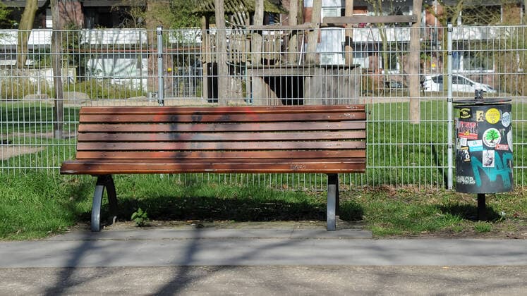 To contain the coronavirus a curfew is being discussed, the photo shows an empty park bench in the sunshine in a green area, a park, 21 03 2020, Bremen Germany , News, Feature, Coronavirus Bremen xobx
