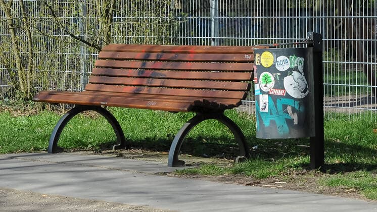 To contain the coronavirus a curfew is being discussed, the photo shows an empty park bench in the sunshine in a green area, a park, 21 03 2020, Bremen Germany , News, Feature, Coronavirus Bremen xobx