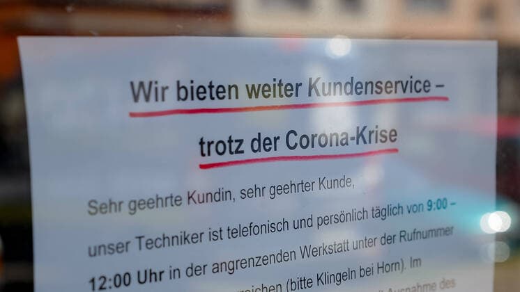 To contain the coronavirus, shop closures have been ordered and curfews are being discussed, the photo shows a sign, notice in the window of a shop, inscription We continue to offer customer service despite the corona crisis, 21 03 2020, Bremen Germany , News, Feature, Coronavirus Bremen xobx