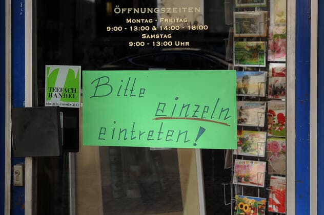 To contain the coronavirus, shop closures have been ordered and curfews are being discussed, the photo shows a sign, notice in a shop window, inscription Please enter individually, 21 03 2020, Bremen Germany , News, Feature, Coronavirus Bremen xobx
