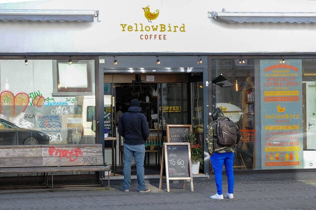 To contain the coronavirus, business closures have been ordered and curfews are being discussed, the photo shows a queue in front of a cafe and a sign saying From now on everything To Go only, max 2 people, 21 03 2020, Bremen Germany , News, Feature, Coronavirus Bremen xobx
