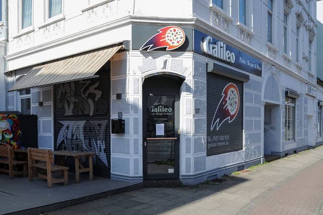 To contain the coronavirus, store closures have been ordered and curfews are being discussed, the photo shows a closed store, a closed snack bar, burger shop, pizzeria, 21 03 2020, Bremen Germany , News, Feature, Coronavirus Bremen xobx