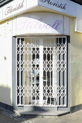 To contain the coronavirus, store closures have been ordered and curfews are being discussed, the photo shows a closed store, a closed shop, florist, florist, 21 03 2020, Bremen Germany , News, Feature, Coronavirus Bremen xobx