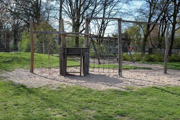 A curfew is being discussed to contain the coronavirus, the photo shows an empty childrens playground, playground in a green area, an empty climbing frame, 21 03 2020, Bremen Germany , News, Feature, Coronavirus Bremen xobx