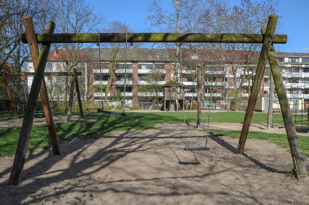 A curfew is being discussed to contain the coronavirus, the photo shows an empty playground, playground in a green area, an empty swing, 21 03 2020, Bremen Germany , News, Feature, Coronavirus Bremen xobx
