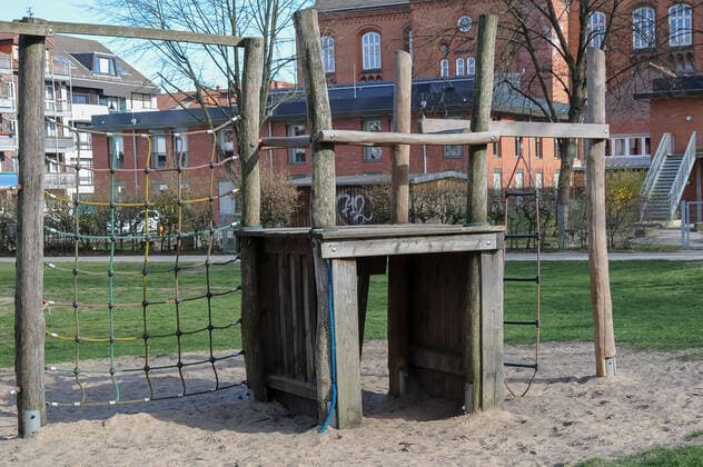 A curfew is being discussed to contain the coronavirus, the photo shows an empty childrens playground, playground in a green area, an empty climbing frame, 21 03 2020, Bremen Germany , News, Feature, Coronavirus Bremen xobx