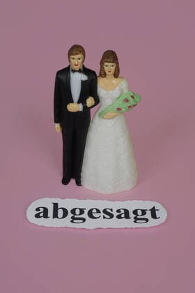 Wedding couple and cancelled Wedding couple and cancelled, 20 03 2020, Borkwalde, Brandenburg, In front of wedding figures the lettering is cancelled