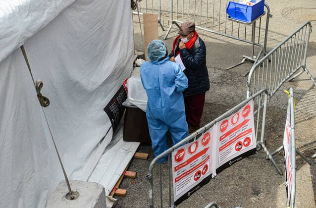 March 21, 2020, New York Brooklyn, USA: Doctor doing coronavirus test in patient. NYC coronavirus cases continue to grow with 5,683 infected, 43 dead. 03 21 20 New York, Brooklyn Brooklyn Hospital Center,1AV and 19ST. . New York Brooklyn USA - ZUMAs252 20200321_znp_s252_004 Copyright: xMarcusxSantosx