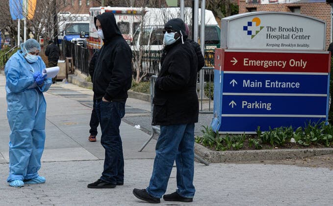 March 21, 2020, New York Brooklyn, USA: Doctor registering patients on the sidewalk in front of the test center. NYC coronavirus cases continue to grow with 5,683 infected, 43 dead. 03 21 20 New York, Brooklyn Brooklyn Hospital Center,1AV and 19ST. . New York Brooklyn USA - ZUMAs252 20200321_znp_s252_007 Copyright: xMarcusxSantosx